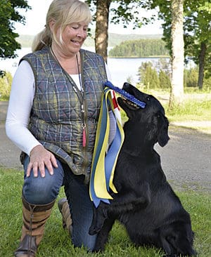 Flat coated retrievern Skattkammarens Isle of Islay&nbsp;vann och slog alla labradorer, h&auml;r tillsammans med &auml;garen Karin Rankloo fr&aring;n Malm&ouml;.