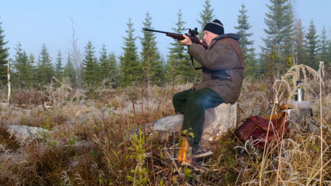 Mjältbrandsutbrottet stoppar inte jakt kring Omberg.