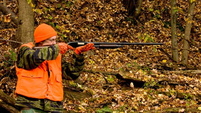 Jägarna i Pennsylvania måste genomgå en utbildning och bära orange varselfärg när de jagar. Kraven har minskat jaktolyckorna.