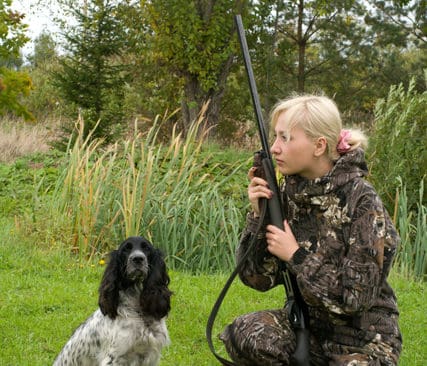 Unga och kvinnor &ouml;kar bland dem som avl&auml;gger j&auml;garexamen i Sverige.