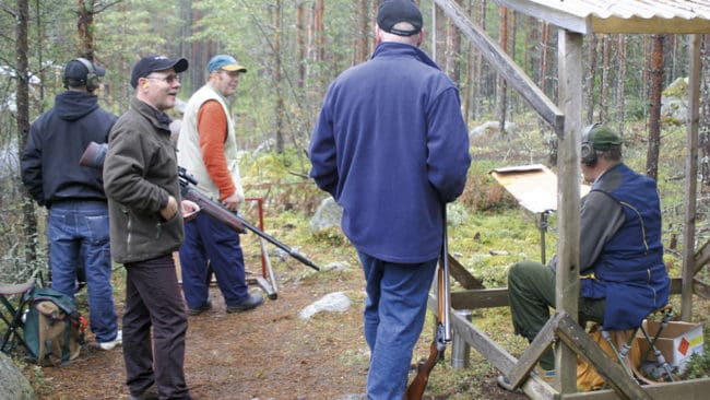 Polismyndigheten kan tvingas redogöra i riksdagens justitieutskott varför de nya föreskrifterna för skjutbanor hotar bland annat jaktstigar och fältskytte.