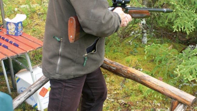 Förbjudet. Jaktstigar med blyhagel i bössorna genomförs med hjälp av dispenser. Nu behövs en ny dispens för att verksamheten ska fungera under 2007, anser Jägarnas Riksförbund.