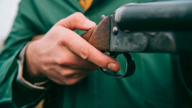 Polisen saknar spår efter tjuvarna som stal ett vapenskåp med två jaktvapen från ett obebott hus i Strömsunds kommun.