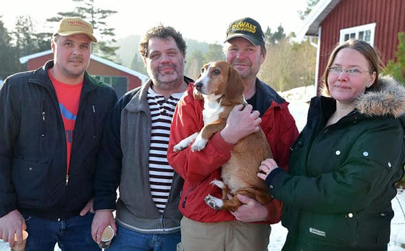 Hj&auml;lp till vargdrabbad. Janne Andersson och drevern Kajsa fick p&aring; s&ouml;ndagen hj&auml;lp med veterin&auml;rr&auml;kningen som vargattacken medf&ouml;rde. Johan Larsson, Folkaktionen ny rovdjurspolitik, &ouml;verl&auml;mnade pengar tillsammans med Sebastian Wilhelmsson och Ida Malmberg fr&aring;n F&ouml;reningen Naturskyddet Sverige.