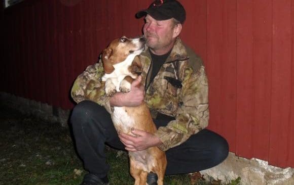 Vargen tog Kajsa p&aring; tomten. Veterin&auml;rv&aring;rden kostade &auml;garen Janne Andersson 28 000 kronor och nu samlar Naturskyddet Sverige och Stellafonden in pengar f&ouml;r att hj&auml;lpa till med veterin&auml;rnotan.