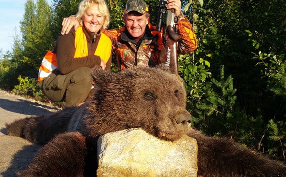 Lena och Jocke Sm&aring;l&auml;nning med den bj&ouml;rn han sk&ouml;t under torsdagens jakt vid F&auml;rila.