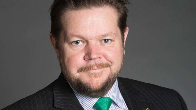 Johan Hedin, Centerpartiets rättspolitiske talesperson, hoppas att EU-kommissionens förslag om att förbjuda halvautomatiska vapen är en kortslutning.