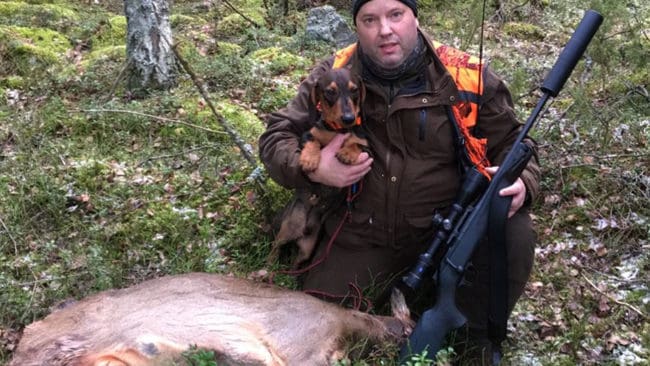 JRF Söderhamns ordförande Johnny Rosén och taxen Brage efter lyckad jakt.