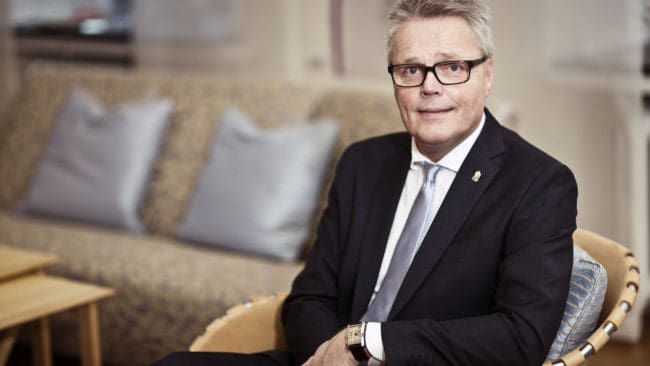Landshövdning Jöran Hägglund i Jämtland vill resonera med Naturvårdsverket kring rätten att besluta om skyddsjakt på järv.