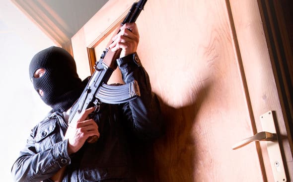 Den h&auml;r f&ouml;reteelsen stoppar inte EU-kommission&auml;ren Cecilia Malmstr&ouml;m med ytterligare meningsl&ouml;sa sk&auml;rpningar f&ouml;r legala vapeninnehavare. Det beh&ouml;vs andra strategier fr&aring;n politikerna f&ouml;r att skapa ett tryggare samh&auml;lle.