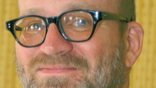 Karl-Axel Falk, ordförande för JRF, Jägarnas Riksförbund, i Västra Götaland, efterlyser en snabbare lagändring så det blir lagligt att skjuta vargar som går till attack mot jakthundar.