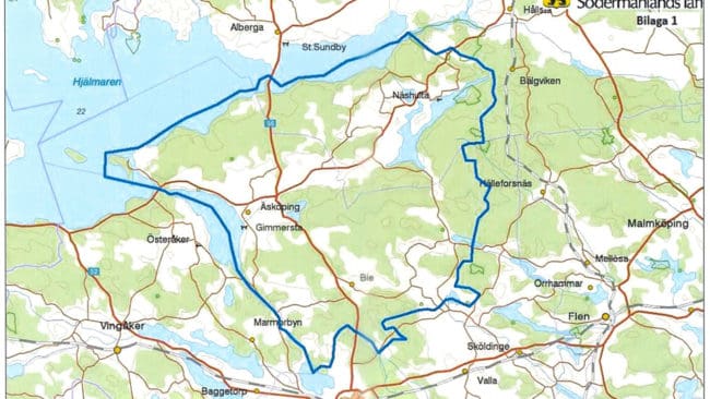 Den blå linjen visar avgränsningen för skyddsjaktsområdet i Bie-området, norr om Katrineholm, där sex djur får skjutas, både vuxna vargar och hybridvalparna.