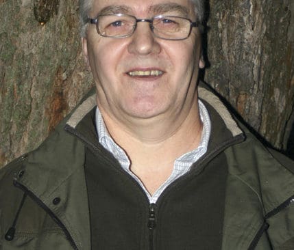 Jägarnas Riksförbunds Kjell Dahlin i Örebro län anser att vargarna i Vikersbygden ska skjutas när de närmar sig människor eller bostäder.