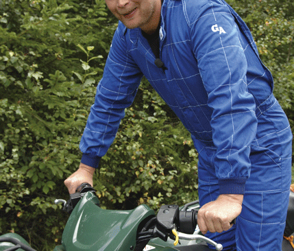 I Farlig fritid blir det bland annat tips om hur man fäller ett träd på tomten, lär jakthunden följa ett blodspår och hur man färdas säkert på isen. Här testar programledaren Klas Ingesson en fyrhjuling.