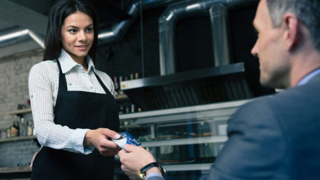 Åklagaren kan inte bevisa att de som köpt falska jägarbevis av de mutdömda provledarna i Pajala inte var på provbanan, trots att bankkorten visar att det gjordes betalningar på andra platser vid det påstådda provtillfället. (Arkivbild)