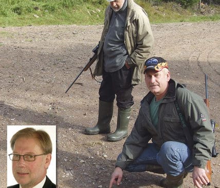 Olof Sjeldrup och Per Axel Rosenqvist letar sp&aring;r efter den p&aring;skjutna Kruppavargen sedan den attackerat ett f&aring;r tv&aring; meter fr&aring;n skytten. Licensjakt p&aring; varg i vinter kan l&ouml;sa problemen i Kruppa hoppas nu moderaternas jaktpolitiska talesman, Bengt-Anders Johansson (inf&auml;lld bild).