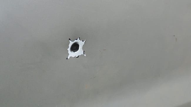 Ett skott träffade en bil bara ett tiotal meter från en grupp jägare som stod och pratade. (Arkivbild)