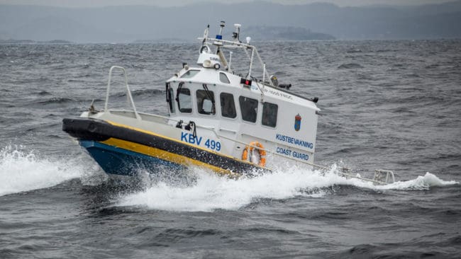 Kustbevakningen har slagit till mot ett sällskap som jagade säl i ett naturskyddsområde. Företaget som arrangerade jakten misstänks även för att ha satt i system att jaga på områden där det saknas jakträtt för gästjägare.