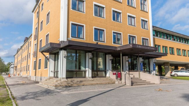 Tre personer vid länsstyrelsen i Västerbottens län är nu delgivna misstanke om brott och har förhörts.