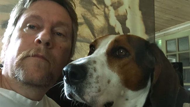 Lars-Göran Persson och finnstövaren Tizzla som nekades länsstyrelsens SMS-tjänst med larm om vargattacker.