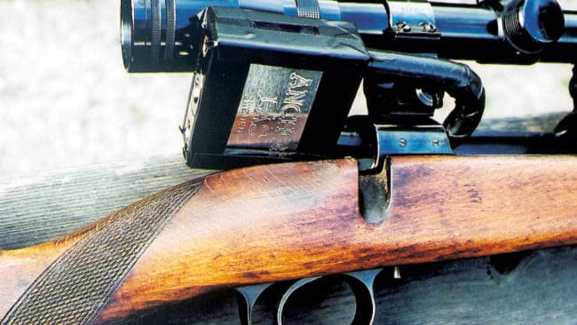 Godkänd låsning för en cylinderrepeter. Så här enkelt går det tyvärr inte att låsa en halvautomat om magasinsbrunnen är för smal.
