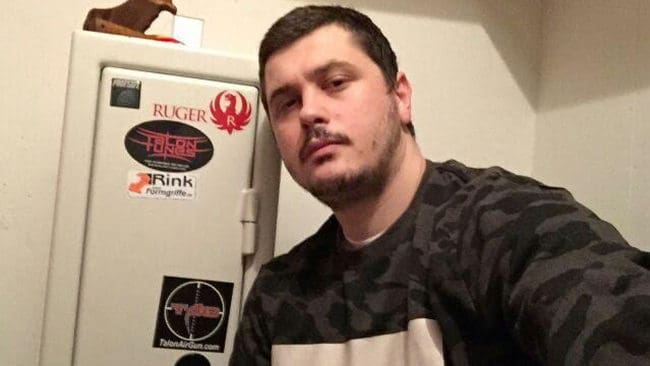 Dionis Istrefi fick sitt jaktintresse genom aktivt sportskytte. Nu ser han ut att missa sin jaktpremiär på grund av polisens strul med licenser.