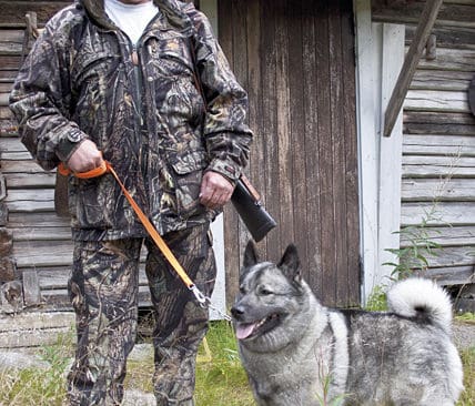 Per-Anders Hansson med sin gr&aring;hundstik Lizzy.