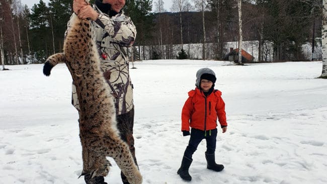 Stefan Lindström med jaktkamraten Knut. Lodjuret som vägde 17,5 kilo fällde far och son i hembyn förra helgen.