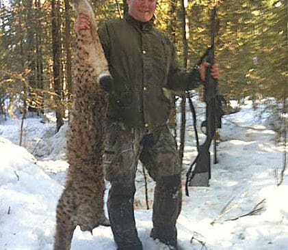 Emil Toivonen med den 12 kilo tunga lodjurshanen.