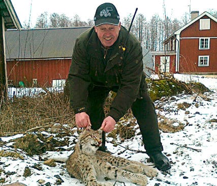 J&auml;gare och byte. Tage Westman &auml;r uppenbarligen en j&auml;gare som kan det d&auml;r med att st&aring; p&aring; hagelpass. Han&nbsp;kom till skott med sin hagelb&ouml;ssa p&aring; tio meters avst&aring;nd. Det var hans f&ouml;rsta lodjur.