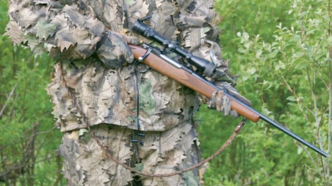 Lösa ”löv” som hänger på stället gör tyget ”tredimensionellt” och ännu svårare för djuren att upptäcka jägaren.