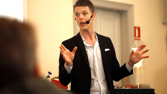 Christofer Fjellner efterlyste en revidering av art- och habitatdirektivet. Men det är långt ifrån säkert att det skulle gynna svenska jägare, varnade han.