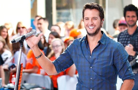 Countryartisten Luke Bryan hyllar jakt, fiske och lantliv i en musikvideo på Youtube. Den har setts av miljontals tittare.