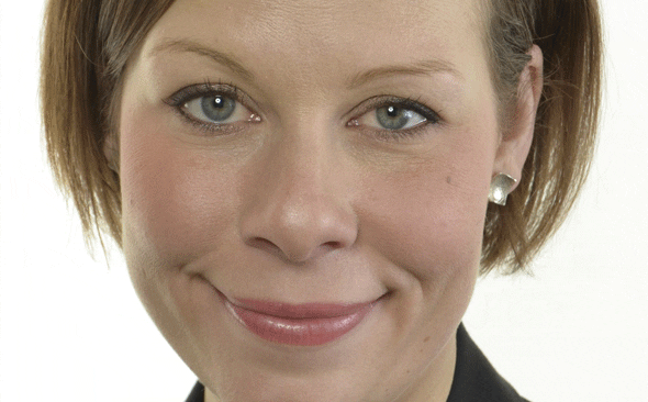 Moderaten Maria Malmer Stenergard vill ha svar fr&aring;n inrikesminister Anders Ygeman om de orimligt l&aring;nga v&auml;ntetiderna p&aring; vapenlicenser, som ger vapenhandlare ekonomiska problem.