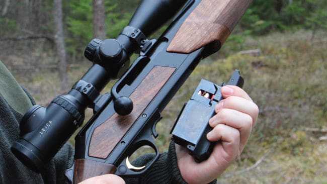 JRF kritiserar att regeringen även vill göra det till ett vapenbrott att utan tillstånd ha löstagbara magasin som rymmer fler än tio centralantända patroner till manuellt repeterade kulgevär.