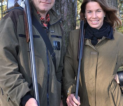 Vi vet att hon kan skjuta mitt i prick med kulvapen, Magdalena Forsberg. I kv&auml;ll &auml;r hon g&auml;st hos Thomas Ekberg i Jaktlust och ska f&aring; visa hur det &auml;r st&auml;llt med svingen i hagelskyttet.