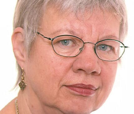 Maggi Mikaelsson åtalas för mutbrott. Hon bjöds på älgjakt, middagar och alkohol av skogsjätten SCA, som hon ska granska kritiskt i egenskap av statens skogsutredare.