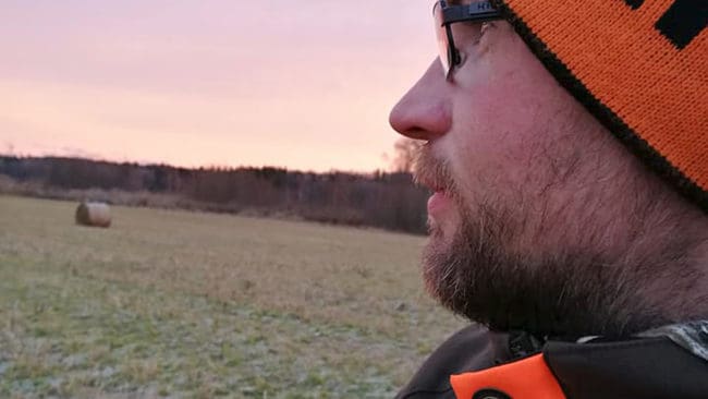 Magnus Frödell jagar utanför Kolsva i Köpings kommun, där oskygga vargar har tagit över jaktmarkerna. Han är inte förvånad över att de blev varningsskott i söndags när två bockjägare råkade ut för närgångna vargar.