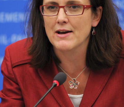 EU-kommission&auml;ren Cecilia Malmstr&ouml;m (FP) laddar f&ouml;r h&aring;rdare vapenlagar i EU-l&auml;nderna. Men siffrorna om st&ouml;lder av legala vapen st&auml;mmer inte.