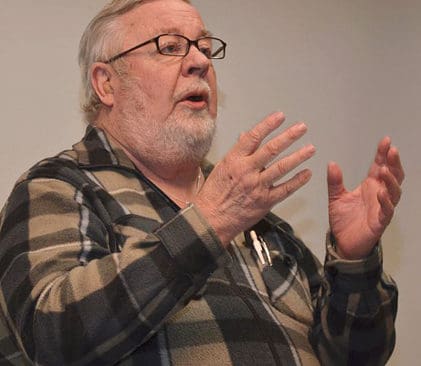 Malte Sandstr&ouml;m, JRF-bas i Dalarna, protesterar mot planerna p&aring; att s&auml;tta ut nya vargvalpar i l&auml;net.
