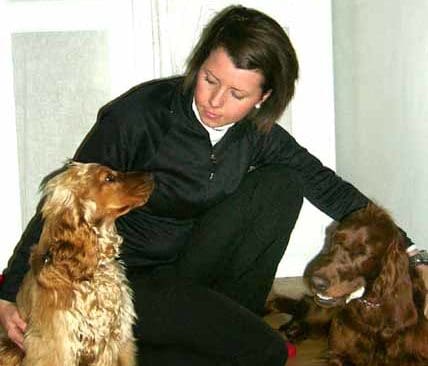 Maria Larsson med sina hundar