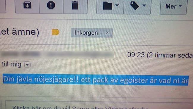 Mikael Moilanen svarar på mejlet han fick på söndagsmorgonen.
