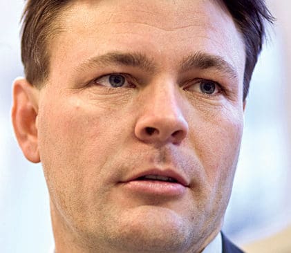 SNF-basen Mikael Karlsson &auml;r tveksam till jakt med l&ouml;shund p&aring; grund av de allt fler fallen d&auml;r vargar skjutits f&ouml;r att r&auml;dda jakthundar fr&aring;n angrepp.