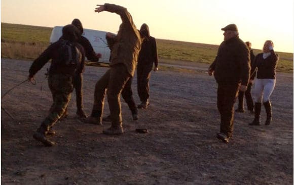 Jaktsabot&ouml;rer g&aring;r till attack mot en j&auml;gare i sydv&auml;stra England. J&auml;garen fick skallskador och utslagna t&auml;nder. Bilden &auml;r fr&aring;n en av vittnenas mobilkamera.