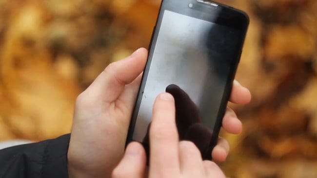 En jägare i Michigan, USA, slumrade till på passet. Han väcktes dock av en signal från mobiltelefonen och ryckte till, men fingret var på avtryckaren så han sköt sig i benet.