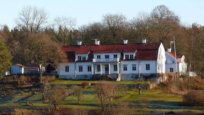 När lammen föds på våren finns det omkring 1 700 får på Molstabergs säteri. Sedan Sjundareviret bildades i närheten har Molstabergs ägare investerat nästan en miljon kronor i rovdjursavvisande stängsel, enligt Land Lantbruk.