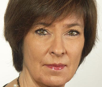 S-ledaren Mona Sahlin ser vinterns licensjakt p&aring; varg som en absurd tillst&auml;llning &rdquo;med tusentals j&auml;gare som sprang omkring i skogen f&ouml;r att skjuta ett f&aring;tal vargar&rdquo;.
