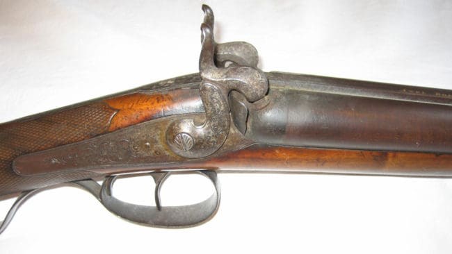 Dubbelpipig mynnigsladdad hagelbössa med slaglås kaliber 16. Man laddar i svartkrut följt av förladdning och sedan hagel och sist en liten spegel av papp som håller haglen på plats. Låsen spänns och en tändhatt sätts på varje. Fågel skjuts i flykten lika bra som med en modern hagelbössa. Skillnaden är att det ryker lite mer och smällarna är dovare.