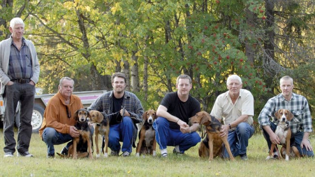 Harjägarna från Närke har jagat en vecka. Hundarna är rejält trötta och sex harar är fällda. Jägarna från Närke är nöjda. Från vänster: Åke Söderek, Benny Edlund, Ronny Lind, Anders Strömberg, Kjell Söderek och Jörgen Nordh.