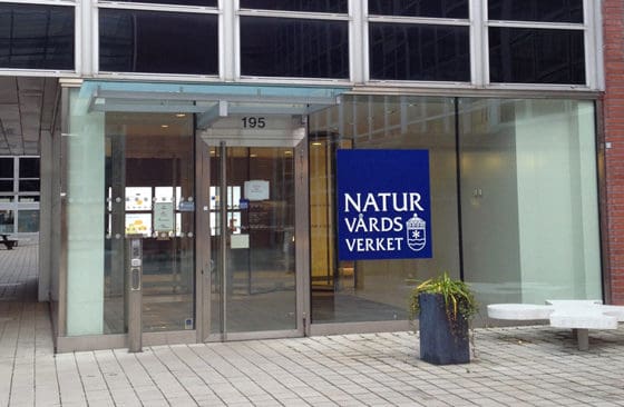 Säkerheten på Naturvårdsverket höjs kring alla beslut som rör varg. Bland annat erbjuds personalen taxiresor.